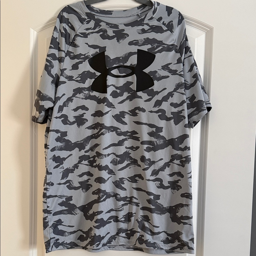 Under Armour Boy’s Black and Gray Camo Tee